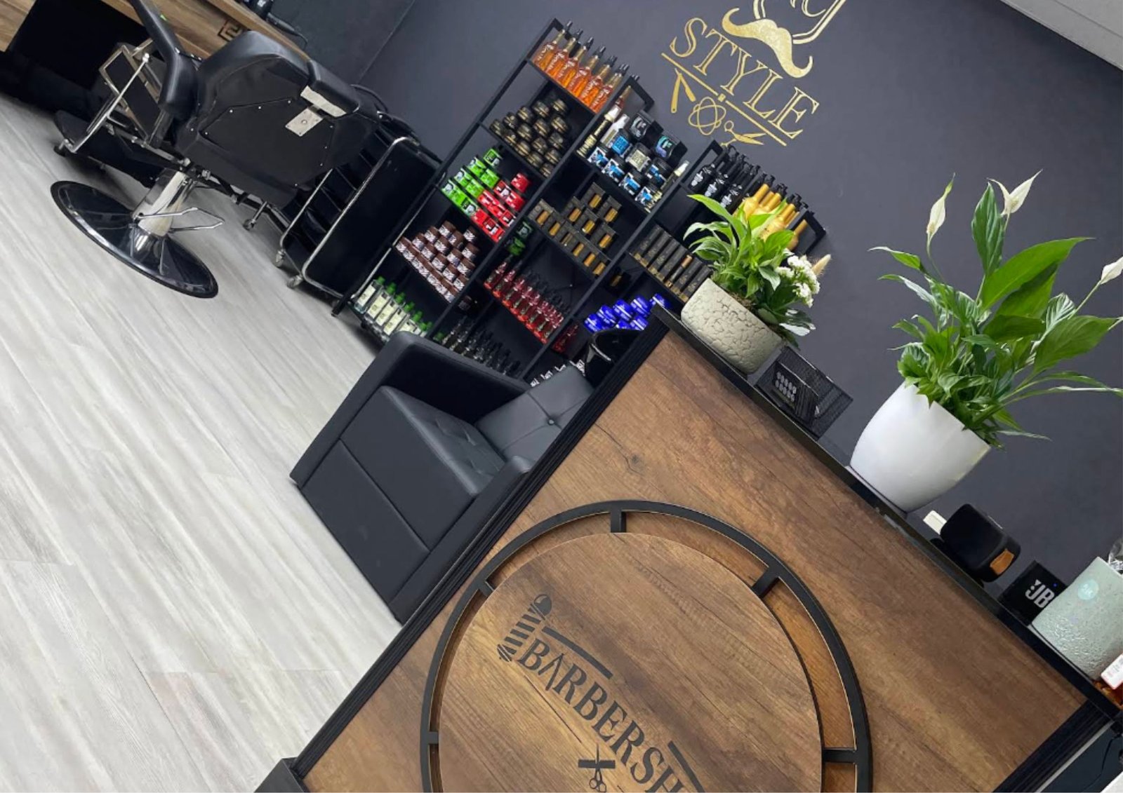 **KAPPER 2: HAARSTYLISTEN DJANA VREULS **1 3**