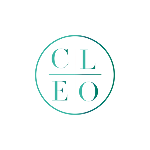 CLEO LASHES logo – stijlvolle ronde typografie in turquoise kleur op witte achtergrond.